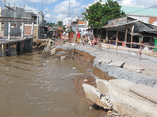 Sạt lở còn cuốn trôi mặt đường dài