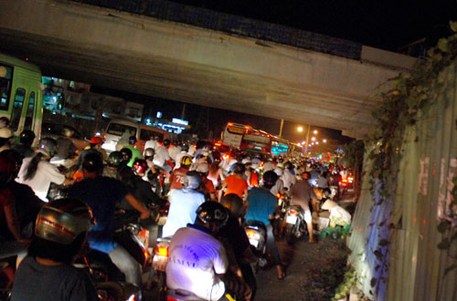 TP.HCM: Giao thông “kẹt cứng” trước lễ 30/4 2