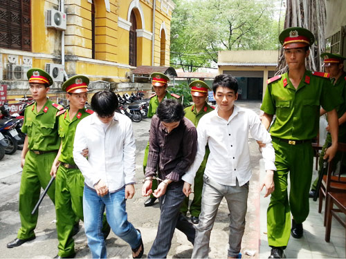Tấn công công an, lãnh án tù