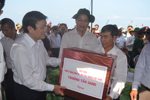 Chủ tịch nước Trương Tấn Sang thăm, làm việc tại đảo Lý Sơn 2