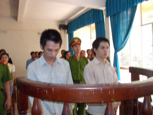 Dùng ớt bột, tro cướp giật vàng