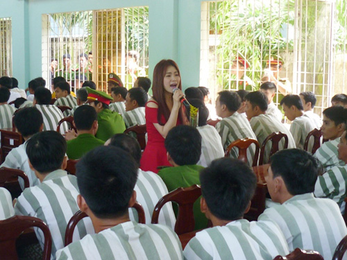 Tổ chức văn nghệ phục vụ phạm nhân