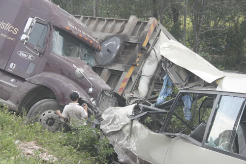 Hiện trường vụ tai nạn thảm khốc do xe container gây ra