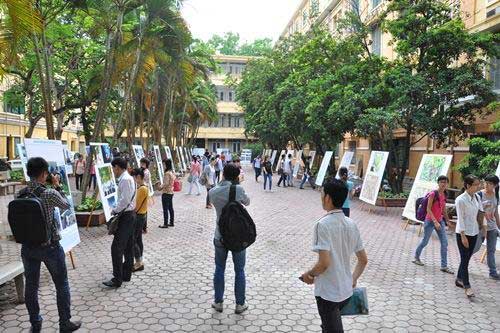  Triển lãm thu hút đông  đảo các bạn sinh viên đến tìm hiểu về chủ quyền biển, đảo Việt Nam