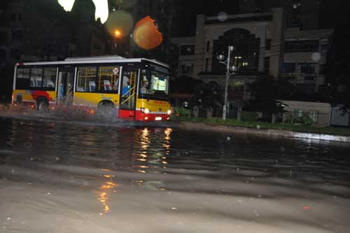 Các phương tiện phải lội “sông” bì bõm 5