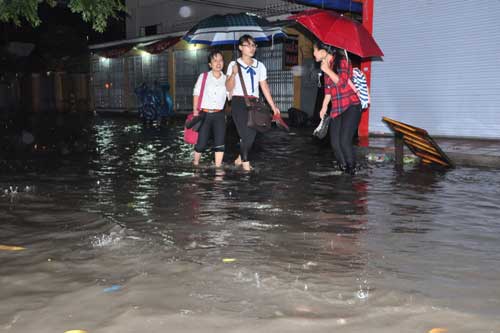 Nhiều học sinh đi học về phải lội “sông”
