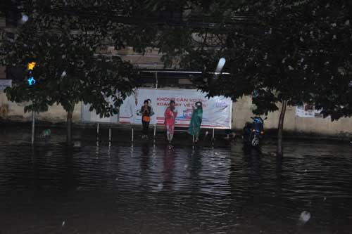 Bến xe buýt ở đường Nguyễn Phong Sắc (Q.Cầu Giấy) bị cô lập bởi nước ngập