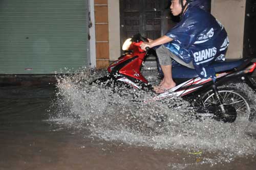 Các phương tiện phải lội “sông” bì bõm 