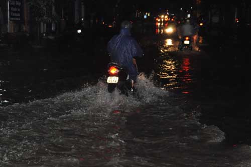 Các phương tiện phải lội “sông” bì bõm 3