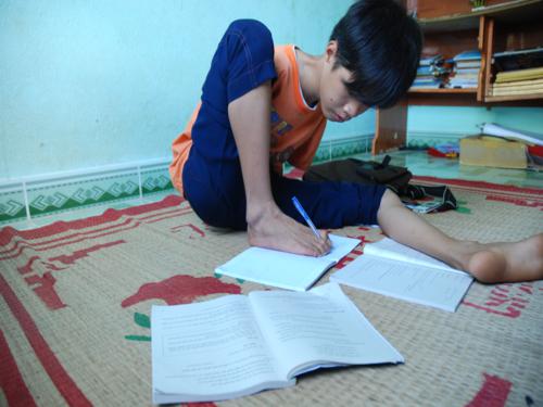 Nghị lực của cậu bé không tay 2