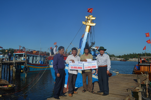 Hỗ trợ ngư dân Quảng Ngãi và UBMTTQ tỉnh Quảng Ngãi trao tiền hỗ trợ 2 chủ tàu cá bị nạn trên biển