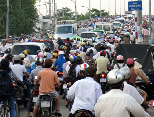 Kẹt xe trên cầu Chánh Hưng 3