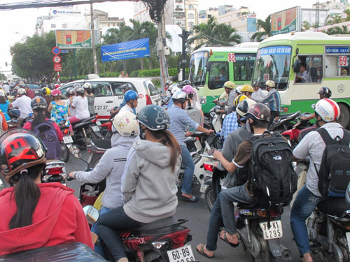 Ùn tắc giao thông ở nhiều tuyến đường 5