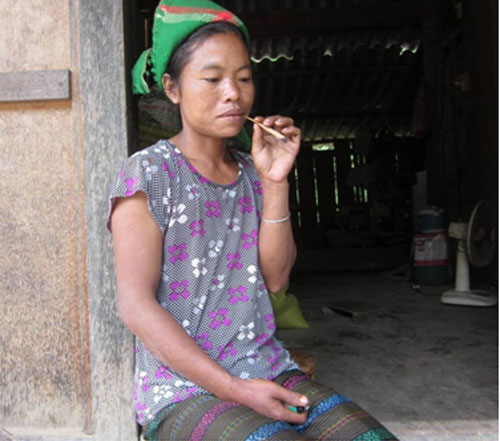 Xã phụ nữ nghiện thuốc lào