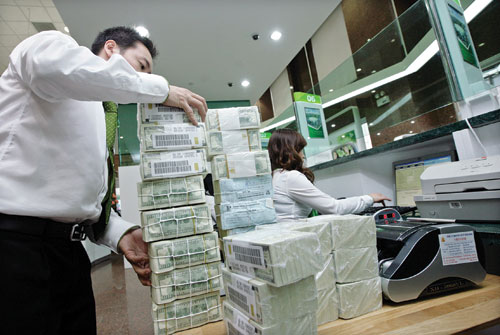 Sớm giảm lãi suất vay USD