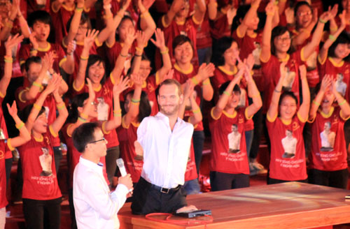 Nick Vujicic mong bạn trẻ sống hào hiệp, giúp nhau lẫn nhau