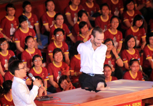 Nick Vujicic mong bạn trẻ sống hào hiệp, giúp nhau lẫn nhau