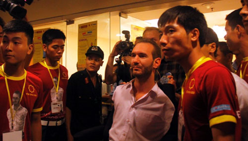 Nick Vujicic mong bạn trẻ sống hào hiệp, giúp nhau lẫn nhau