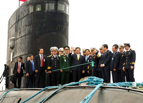 Thủ tướng Nguyễn Tấn Dũng kiểm tra tiến độ thử nghiệm tàu ngầm Hà Nội