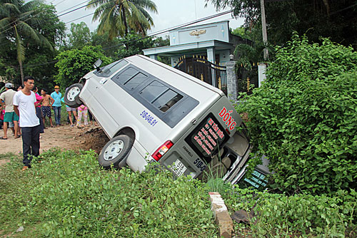 Xe khách lao xuống hố