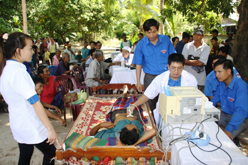 Dưới bóng cây xoài mút của chùa Na Phet, nhiều người dân đã đến từ sớm để được siêu âm