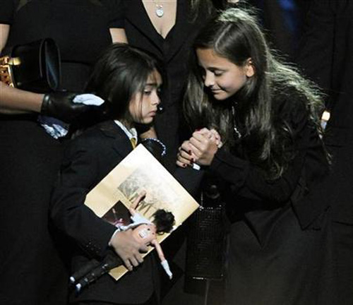 Paris Jackson (phải) và em trai Blanket tại một lễ tưởng niệm Michael Jackson vào tháng 7.2009
