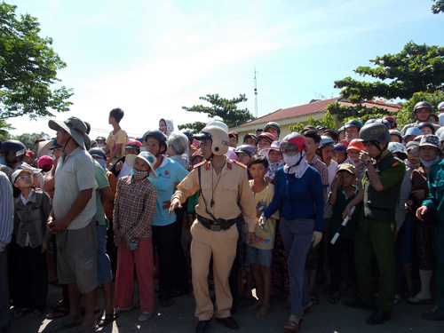 Rất đông người dân, phụ huynh có mặt tại UBND xã Hòa Phước khi đoàn xe đưa các giáo viên và người thân tử nạn trở về
