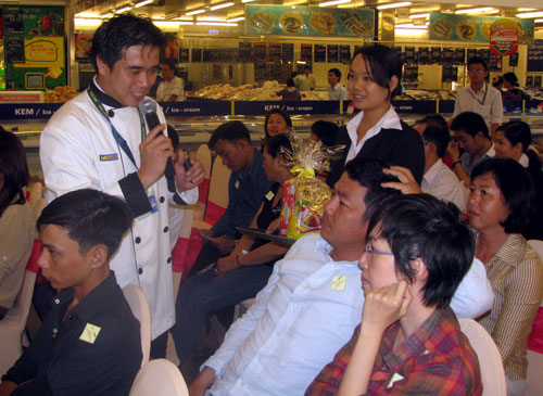 Đầu bếp Tạ Đình Nhựt (đứng) trong một buổi giao lưu về ẩm thực