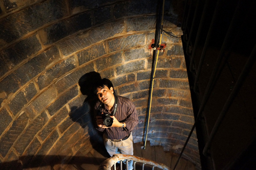 Một người đang đi lên tháp đèn. Hơn 100 tuổi và trải qua chiến tranh nhưng đèn biển Long Châu hầu như vẫn còn nguyên vẹn