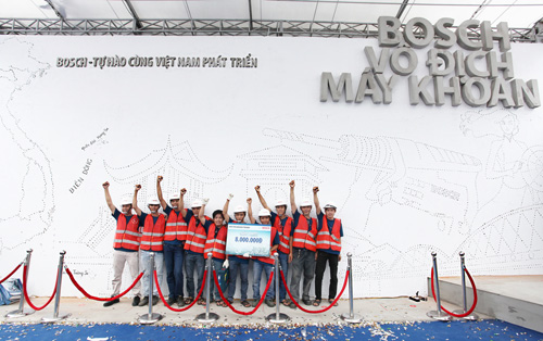 Đội chiến thắng trong cuộc thi “Bosch – Vô đich máy khoan” trước bức tranh Kỷ lục Việt Nam