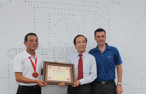 Đại diện Tổ chức Kỷ lục Việt Nam trao giấy chứng nhận Xác lập Kỷ lục cho công ty Bosch Việt Nam