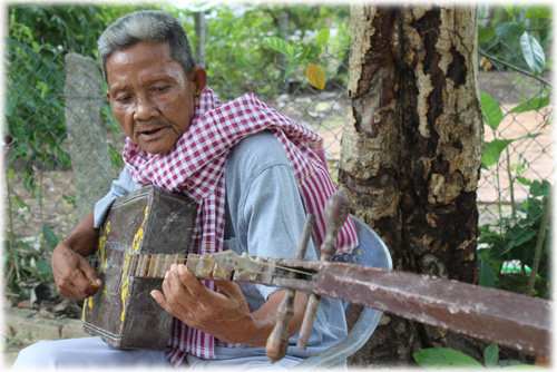“Huyền thoại” Chau Nưng bên cây đàn Chapei cũ sờn - d