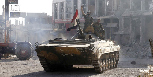 Xe tăng quân đội Syria tuần tra tại thành phố Qusair - d