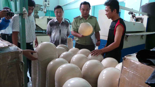 Sản xuất mũ bảo hiểm giả