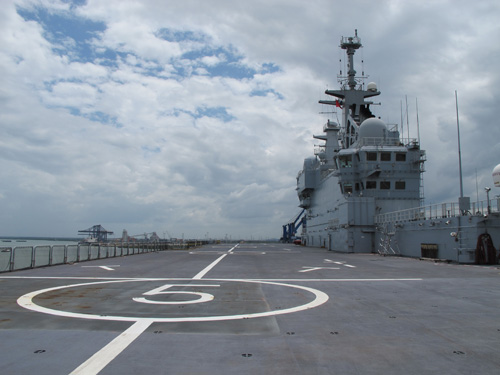 Bãi đáp rộng 5.200 m2 trên tàu Tonnerre có thể chứa từ 6-8 trực thăng