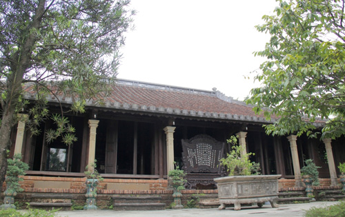 Nhà tam gian tứ hạ Quảng Nam có số cột nhiều nhất (108 cây cột), được xem là kiến trúc nhà ở cổ truyền lớn nhất ở Quảng Nam có niên đại 200 tuổi