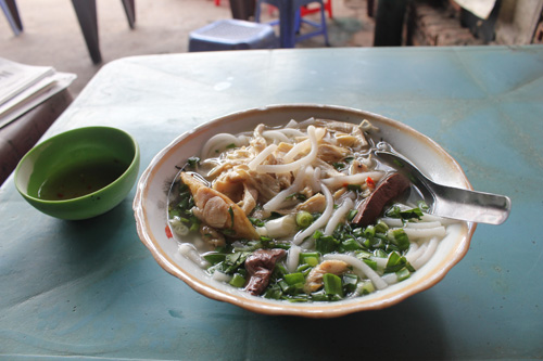 Bánh canh xắt, bún tại TX.Tây Ninh được người dân lao động rất chuộng vì gía bình dân chỉ 10.000 - 15.000 đồng/tô