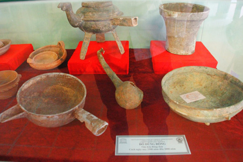 Một số vật dụng bằng đồng, gốm… (văn hóa Đông Sơn) 3