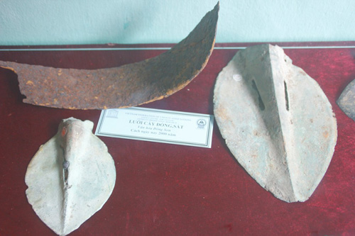 Lưỡi cày bằng đồng, sắt văn hóa Đông Sơn (cách nay khoảng 2.000 năm)