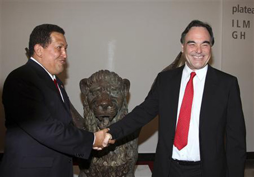 Tổng thống Hugo Chavez (trái) và đạo diễn Oliver Stone gặp nhau tại LHP Venice tháng 9.2009 -d