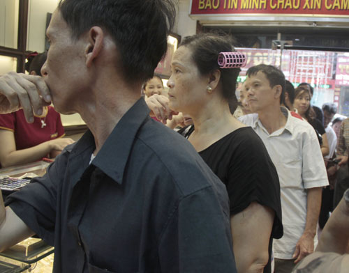 xếp hàng mua vàng