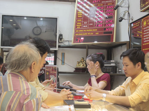 xếp hàng mua vàng