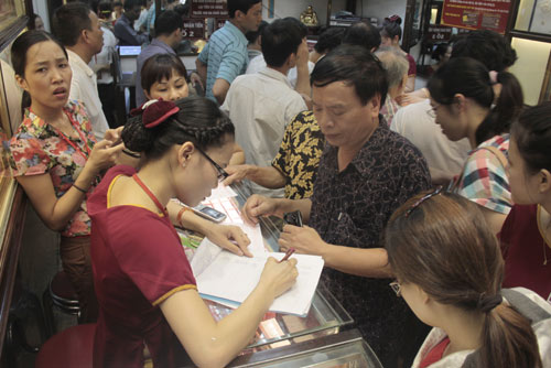 xếp hàng mua vàng
