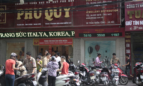 xếp hàng mua vàng