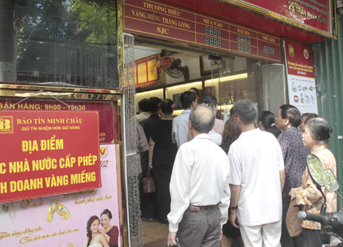 xếp hàng mua vàng