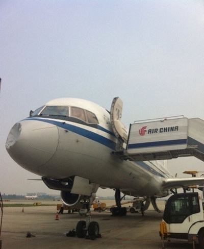Máy bay Trung Quốc bị móp mũi bí ẩn