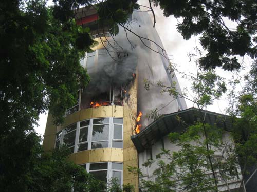 Cháy tòa nhà 9 tầng trên đường Bà Triệu