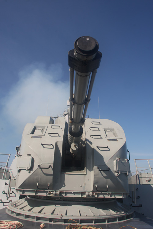 Cận cảnh pháo AK-176 trên mũi chiến hạm HQ-012