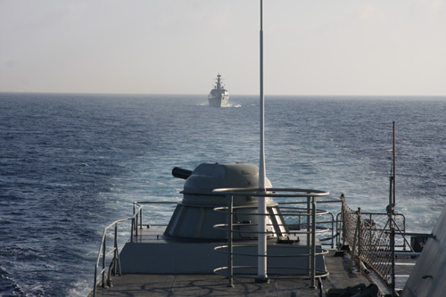 Kỳ hạm Lý Thái Tổ (HQ-012) và phía xa là HQ-011