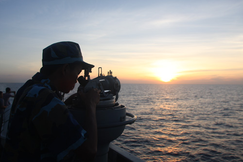 Thủy thủ HQ-012 quan sát mục tiêu trên biển
